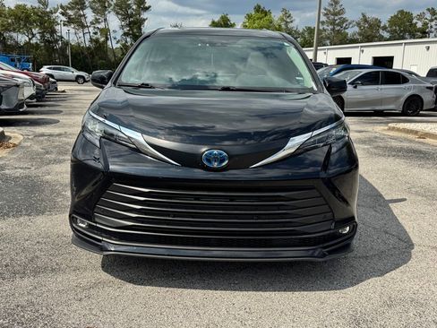 Used 2025 Toyota Sienna XLE FWD image 2