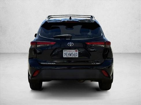 Used 2022 Toyota Highlander XLE AWD/4WD image 6