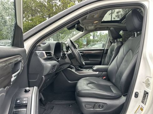 Used 2020 Toyota Highlander Limited FWD image 20