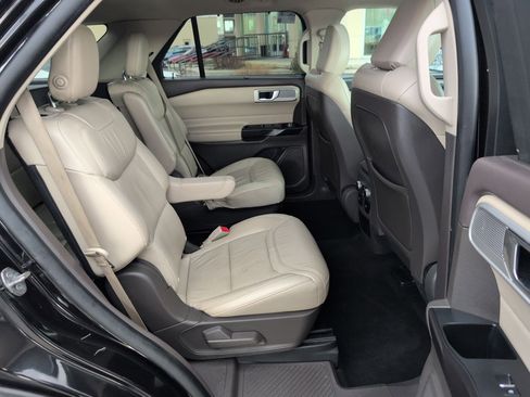 Used 2020 Ford Explorer Platinum image 32