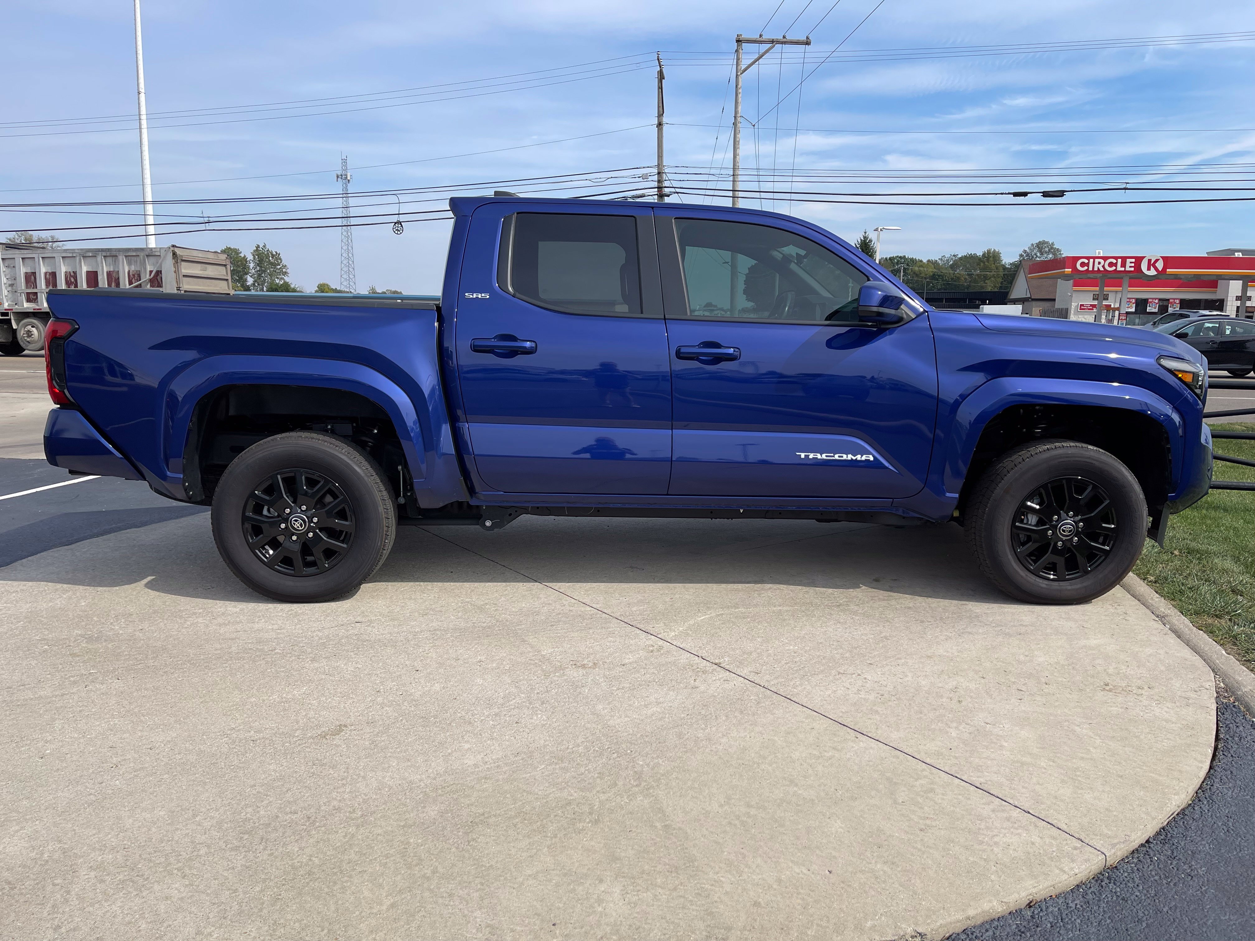 Used 2025 Toyota Tacoma SR5 AWD/4WD image 8