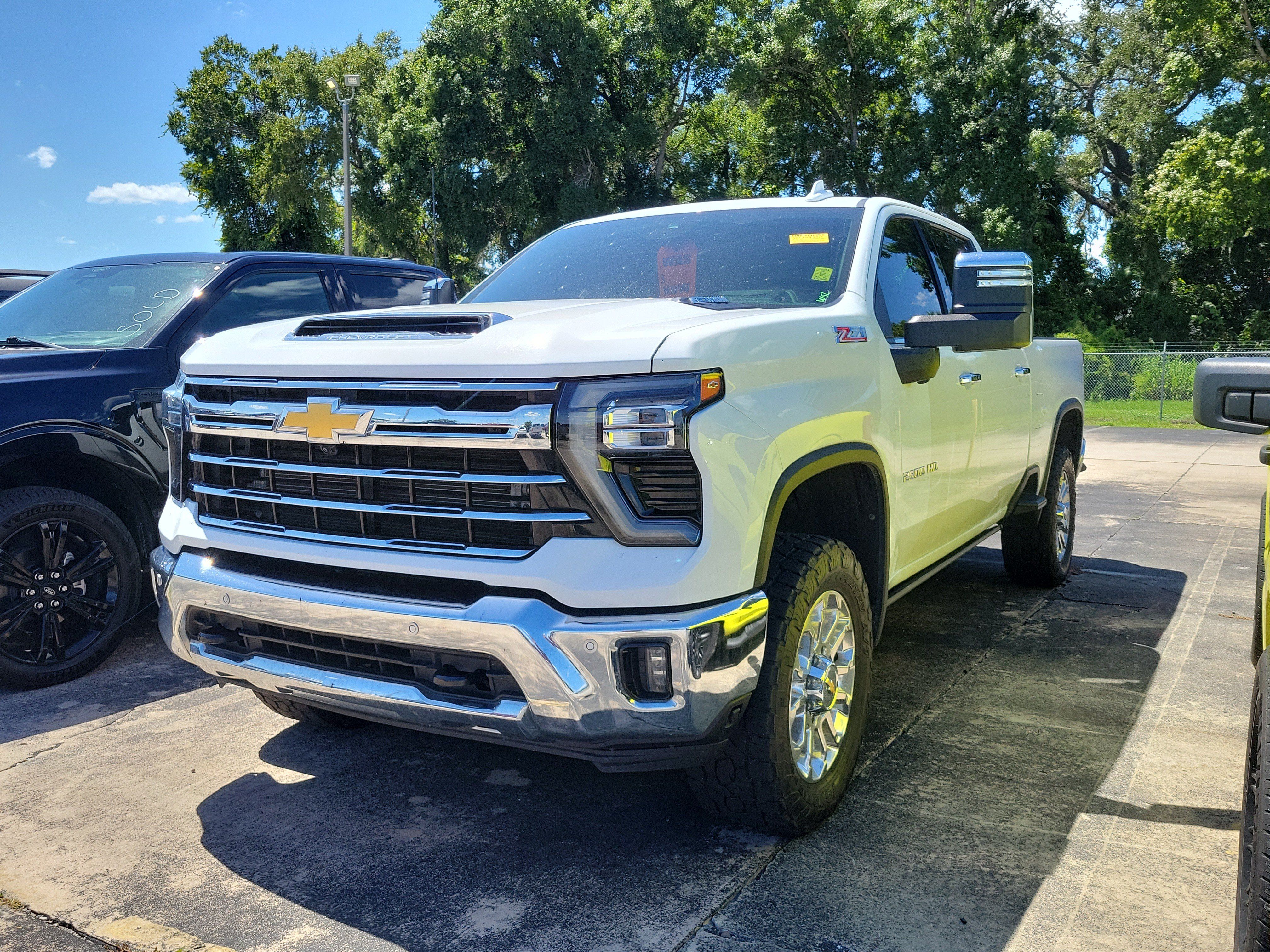 Used 2025 Chevrolet Silverado 2500 LTZ w/ LTZ Premium Package AWD/4WD image 3