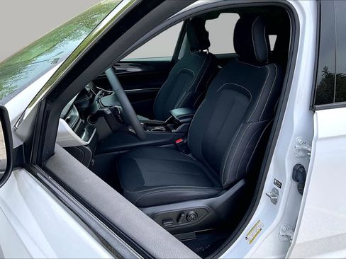 Used 2023 Jeep Grand Cherokee Laredo w/ Luxury Tech Group I AWD/4WD image 9