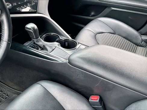 Used 2020 Toyota Camry SE FWD image 18