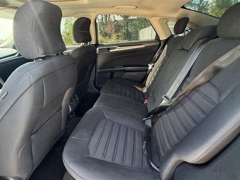 Used 2019 Ford Fusion SE image 12