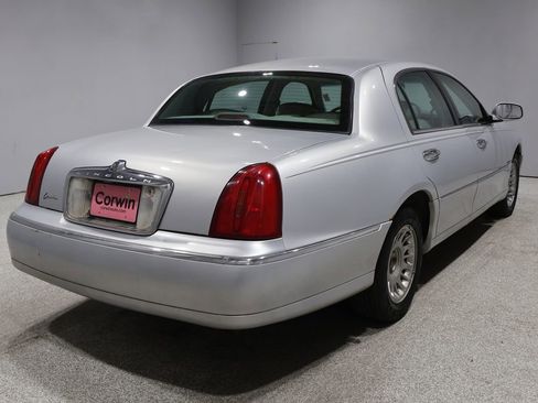 Used 2000 Lincoln Town Car Cartier image 2