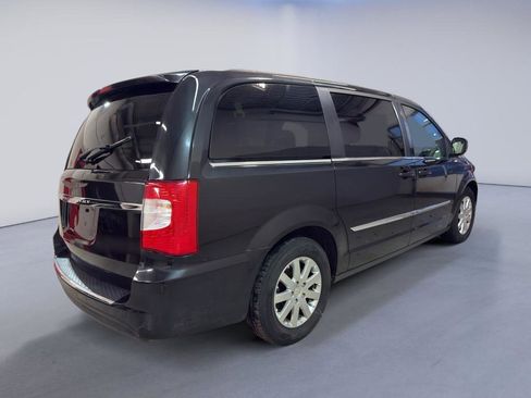 Used 2016 Chrysler Town & Country Touring image 6