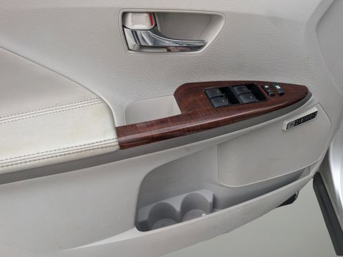 Used 2010 Toyota Venza image 9