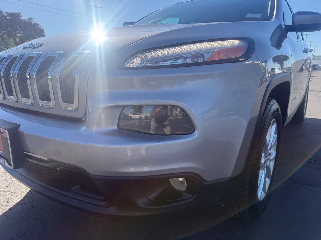 Used 2018 Jeep Cherokee Latitude w/ Safety Group AWD/4WD image 9