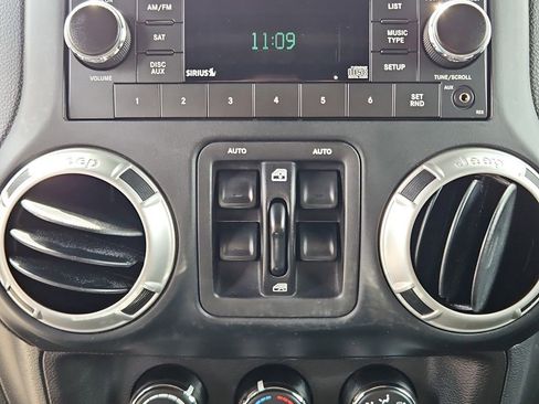 Used 2018 Jeep Wrangler Unlimited Sahara w/ Connectivity Group image 20