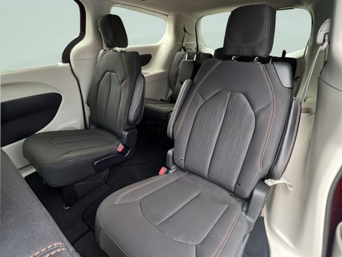 Used 2019 Chrysler Pacifica Touring Plus w/ Advanced Safetytec Group FWD image 10