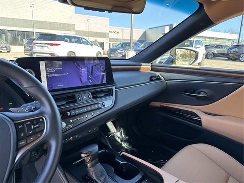 Certified 2025 Lexus ES 300h w/ Premium Package image 27