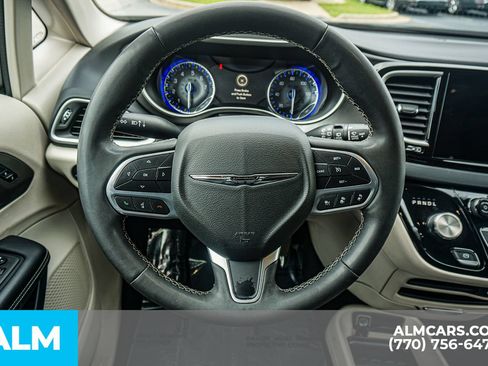 Used 2023 Chrysler Pacifica Touring-L FWD image 28