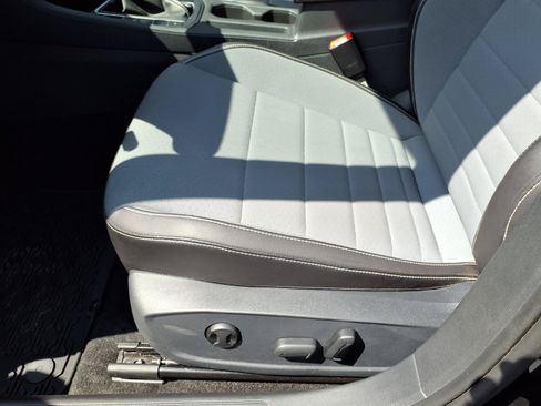 Used 2026 Volkswagen Jetta SE FWD image 21