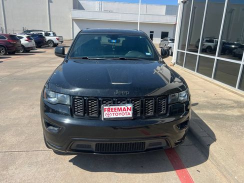 Used 2017 Jeep Grand Cherokee Altitude AWD/4WD image 3
