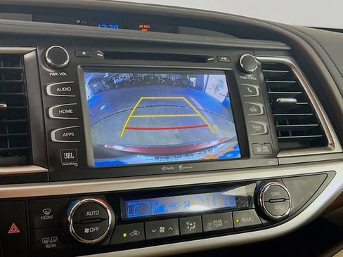 Used 2015 Toyota Highlander Limited w/ Driver Technology Package FWD image 14
