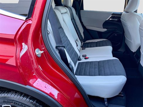 New 2025 Mitsubishi Outlander SE image 31