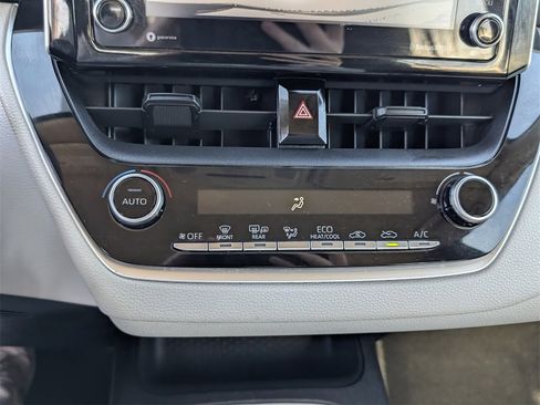 Used 2021 Toyota Corolla LE image 18