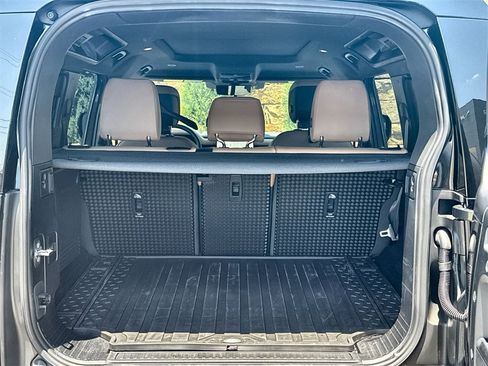 Used 2025 Land Rover Defender 110 X-Dynamic SE image 18