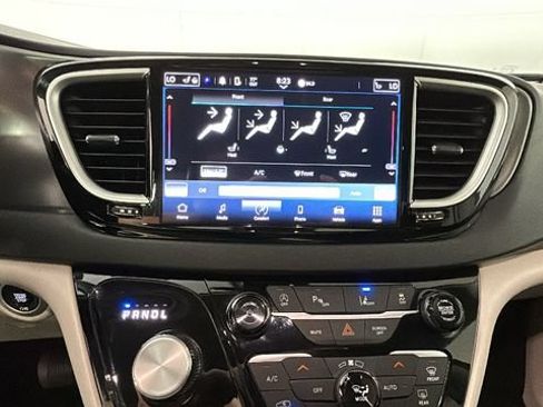 Used 2024 Chrysler Pacifica Touring-L FWD image 23