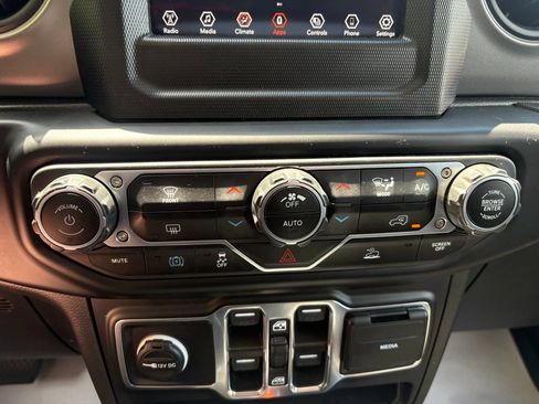 Used 2023 Jeep Wrangler Unlimited w/ Convenience Group AWD/4WD image 22