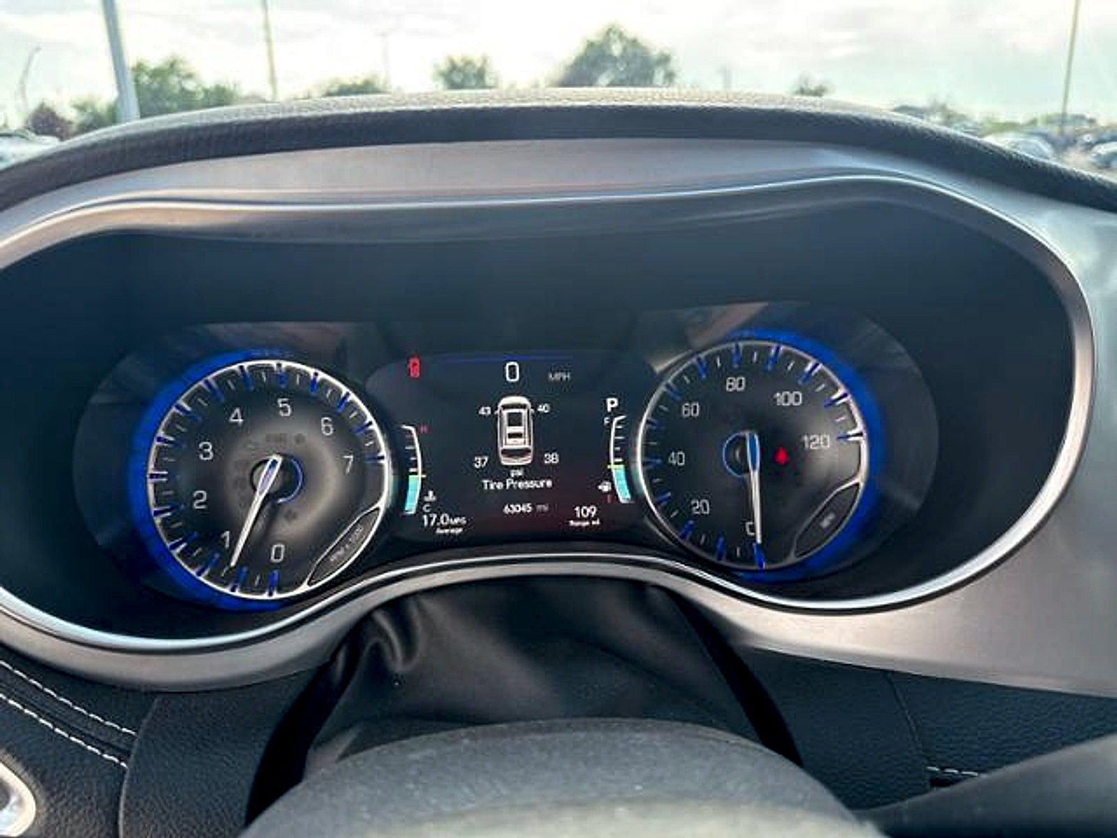 Used 2025 Chrysler Pacifica Limited FWD image 29