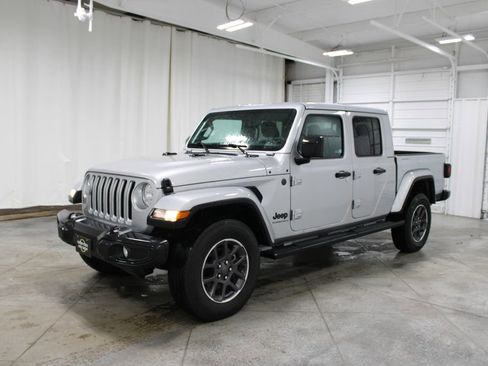 Used 2023 Jeep Gladiator Overland image 4