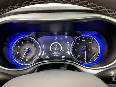 Used 2026 Chrysler Pacifica Limited FWD image 25