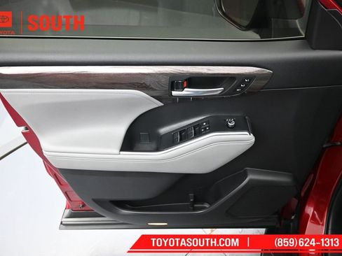 Used 2023 Toyota Highlander Limited AWD/4WD image 26