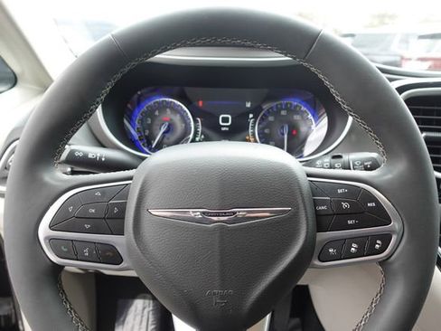 Used 2022 Chrysler Pacifica Touring-L image 13