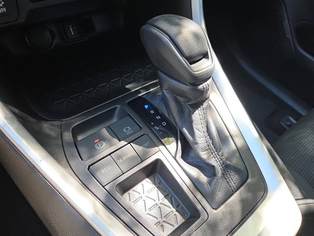 Used 2020 Toyota RAV4 LE FWD image 40