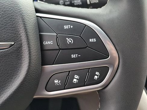Used 2024 Chrysler Pacifica Touring-L FWD image 22
