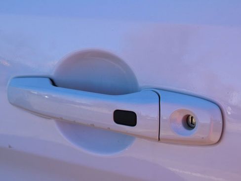 Used 2018 Ford Explorer XLT image 14