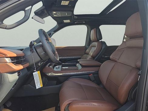 New 2025 Lincoln Navigator Reserve image 12