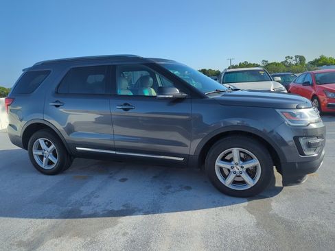 Used 2016 Ford Explorer XLT w/ Equipment Group 202A AWD/4WD image 4