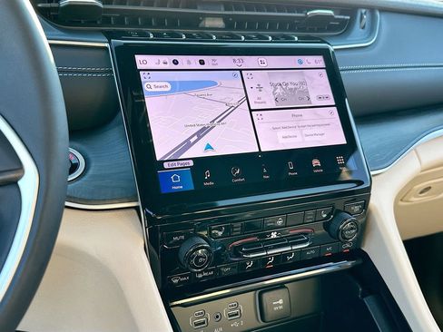 Used 2025 Jeep Grand Cherokee L Limited w/ Black Appearance Package image 15