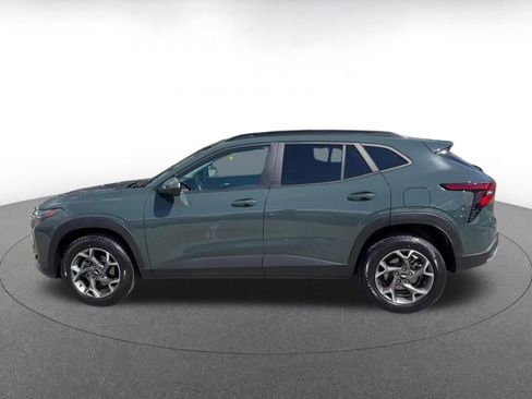 Used 2025 Chevrolet Trax LT w/ LT Convenience Package FWD image 9