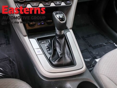 Used 2020 Hyundai Elantra SEL image 13