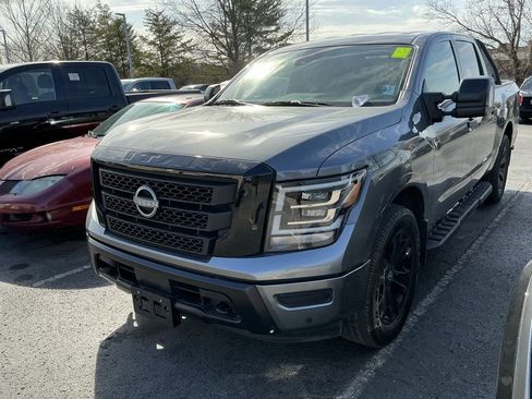 Used 2024 Nissan Titan SV image 2