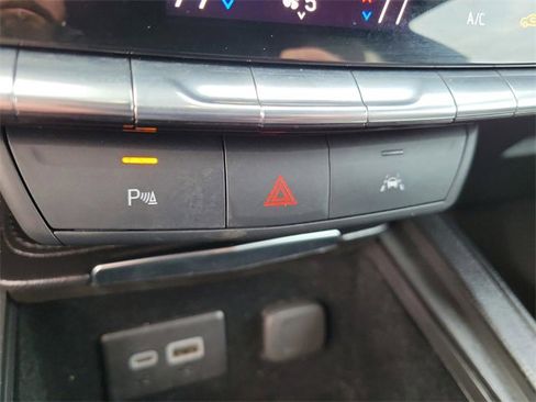 Used 2025 Cadillac XT4 Premium Luxury image 23