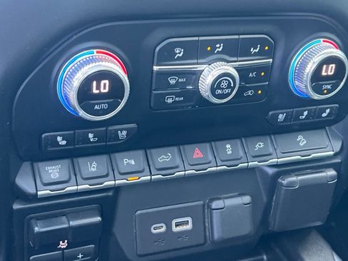 Used 2022 GMC Sierra 3500 SLT w/ SLT Preferred Package image 17