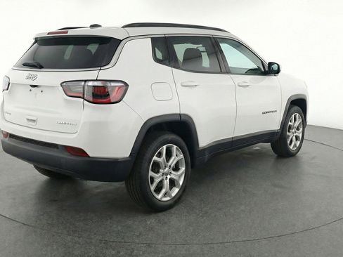 Used 2025 Jeep Compass Latitude AWD/4WD image 9