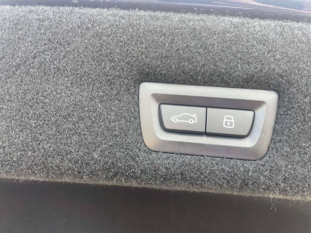 Used 2023 BMW i7 xDrive60 AWD/4WD image 18