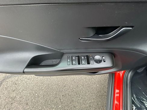 Used 2025 Hyundai Kona SEL FWD image 17