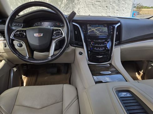 Used 2019 Cadillac Escalade Luxury AWD/4WD image 16