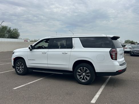 Used 2021 Chevrolet Suburban LT w/ LT Signature Package RWD image 3