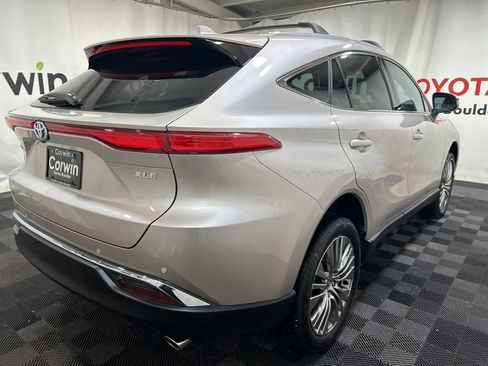 Used 2024 Toyota Venza XLE image 8