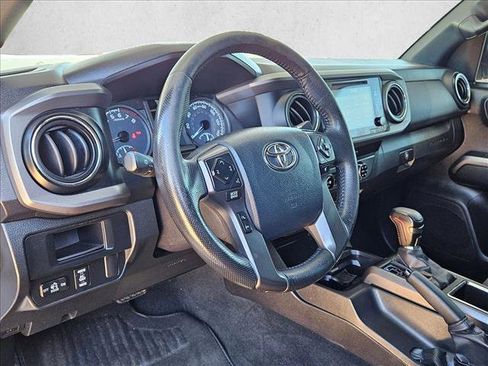Used 2016 Toyota Tacoma TRD Off-Road image 10