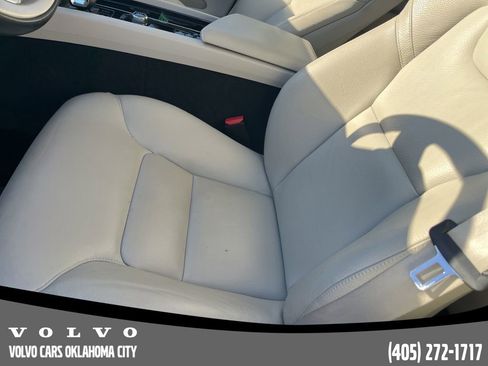 Certified 2023 Volvo XC60 B5 Plus w/ Climate Package image 9