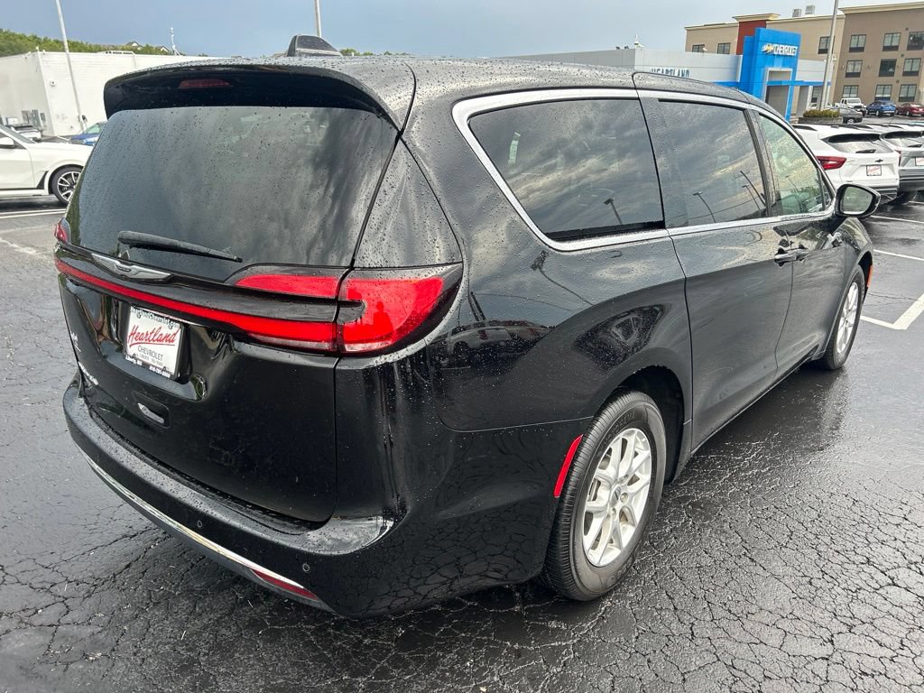 Used 2025 Chrysler Pacifica Select FWD image 5